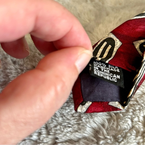 William Marks Burgundy & Black Tie 100% Silk EUC - Picture 4 of 4